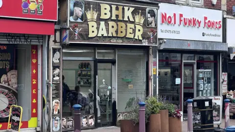 Saldırı Bedminster'daki BHK Barber'ın önünde gerçekleşti.